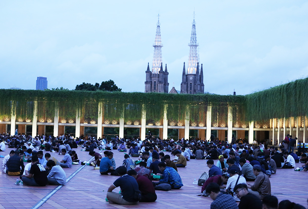 Umat muslim mengikuti buka puasa bersama perdana yang disediakan Masjid Istiqlal di Jakarta, Minggu (22/2/2026).  (Beritanasional.com/Oke Atmaja)