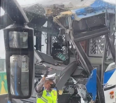 Polisi mengamankan bus yang remuk akibat baku hantam di jalur Koridor 13 Cipulir Jakarta Selatan. (BeritaNasional/tangkapan layar)