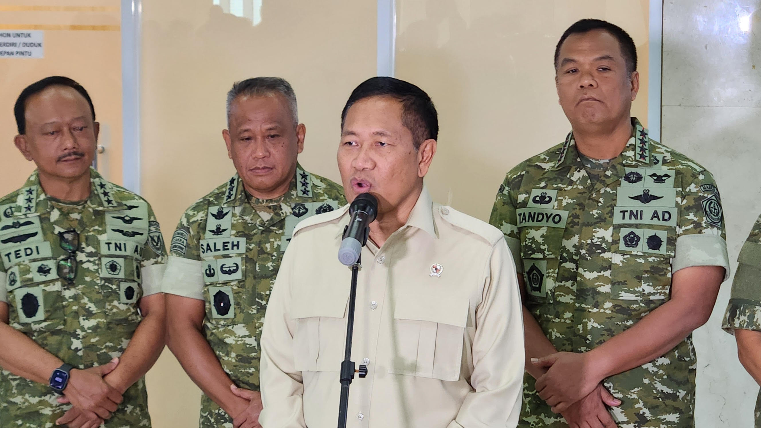 Wamenhan Donny Ermawan sampaikan hasil rapat tertutup dengan DPR. (BeritaNasional/Panji)
