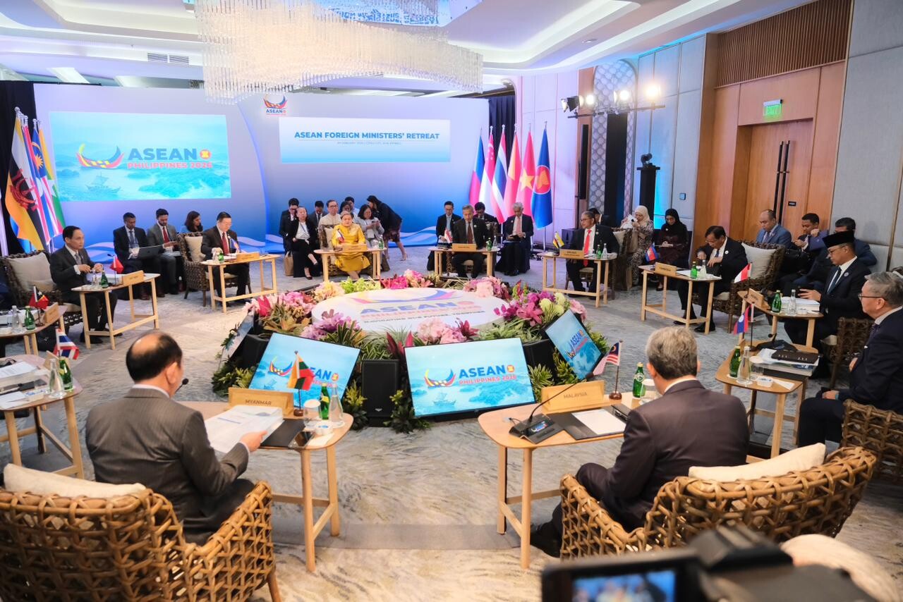 Menlu negara-negara ASEAN dalam AMM Retreat di Cebu, Filipina. (BeritaNasional/Kemlu RI)