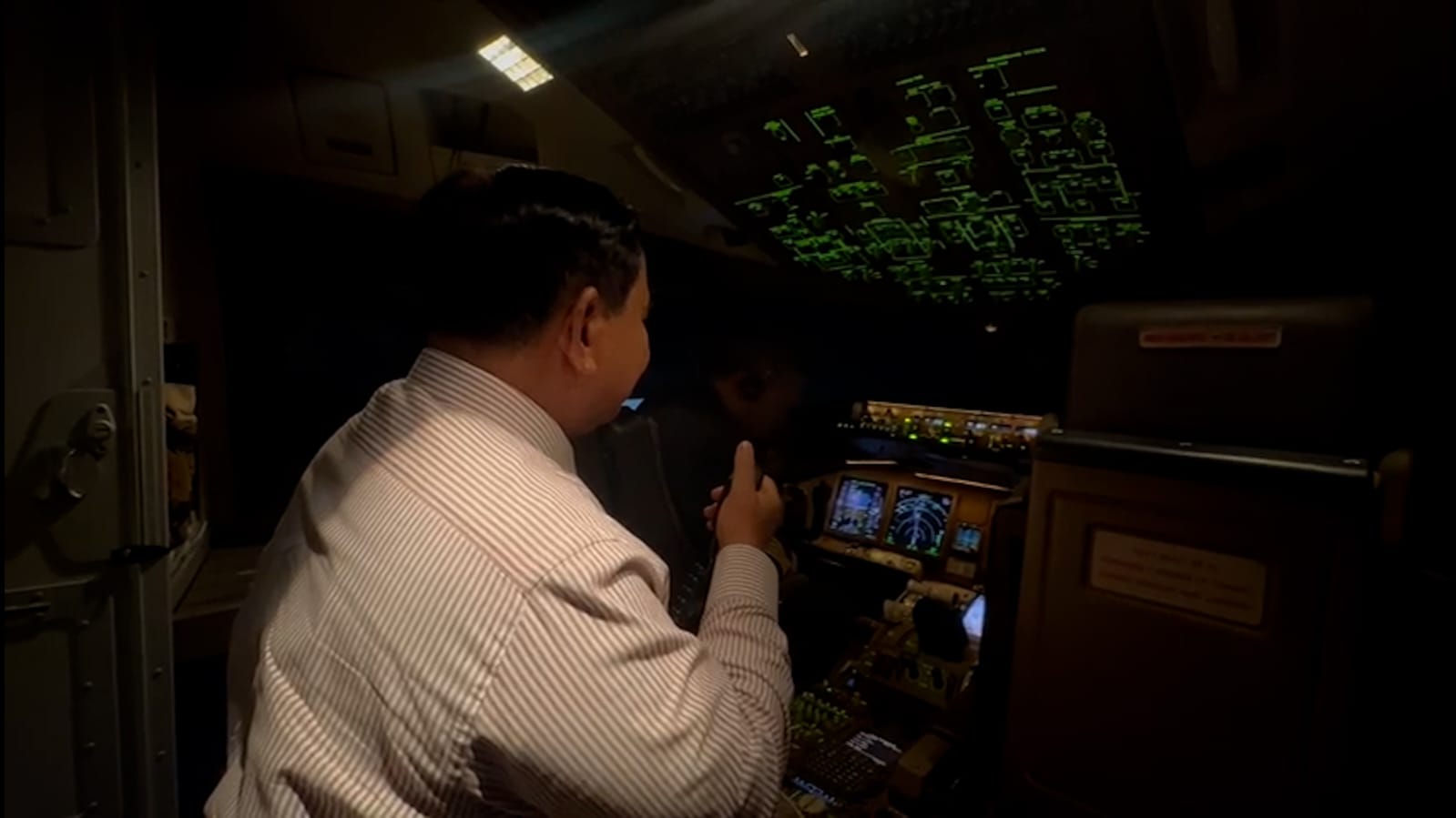Presiden Indonesia Prabowo Subianto saat di langit Yordania. (Foto/BPMI)