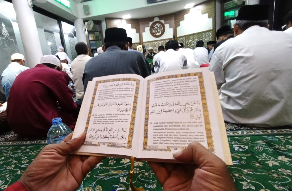 Sejumlah umat Islam membaca Al-Quran surat Yasin pada Malam Nisfu Syaban di Masjid Nurul Huda, Jakarta, Senin (2/2/2026). (BeritaNasional.com/Oke Atmaja)