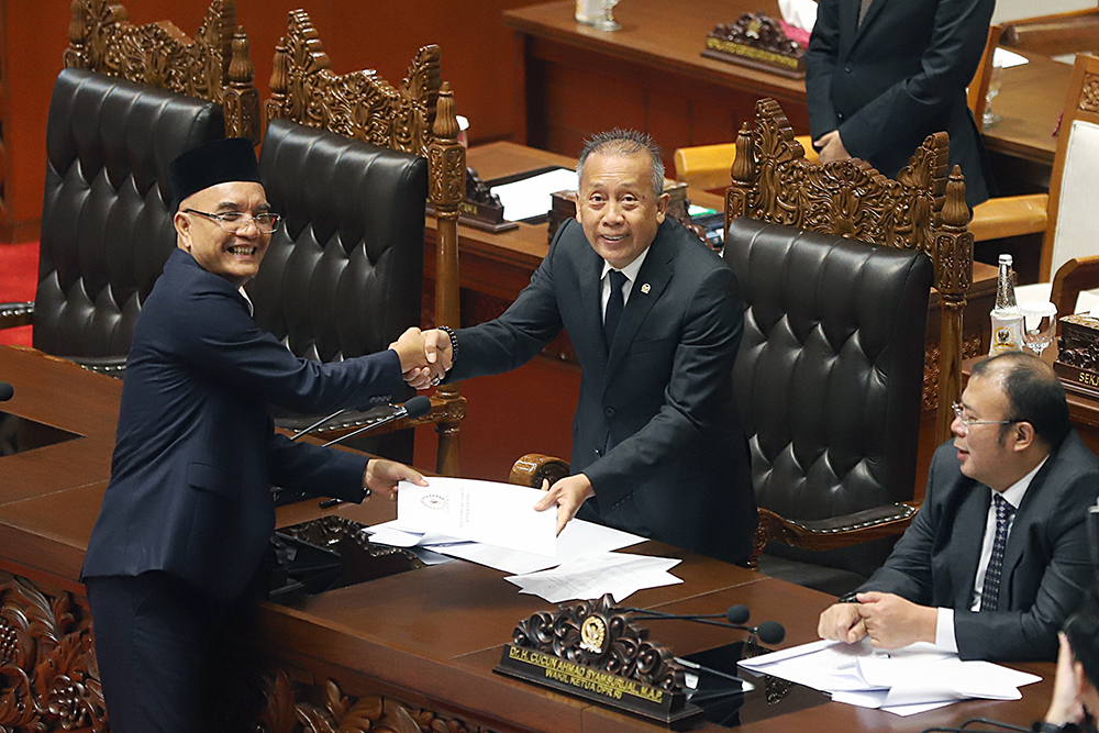 Ketua Komisi VIII DPR Marwan Dasopang menyampaikan laporan pembahasan putusan Komisi VIII menyetujui delapan calon anggota Badan Zakat Nasional (Baznas). (BeritaNasional/Elvis Sendouw)
