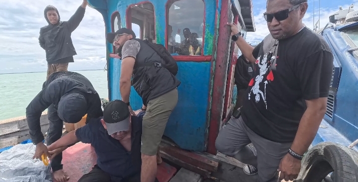Bandar Narkoba Ko Erwin saat ditangkap di atas kapal di tengah laut perairan Malaysia. (BeritaNasional/Humas Polri)
