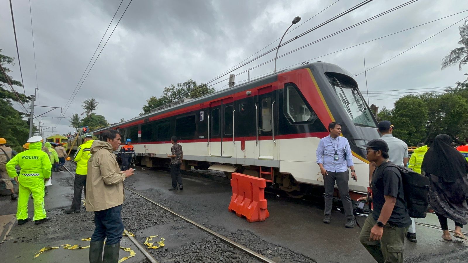 Evakuasi KRL Basoetta dengan truk di Stasiun Poris, Tangerang, Jumat (20/2/2026). (BeritaNasional/KAI Commuter)