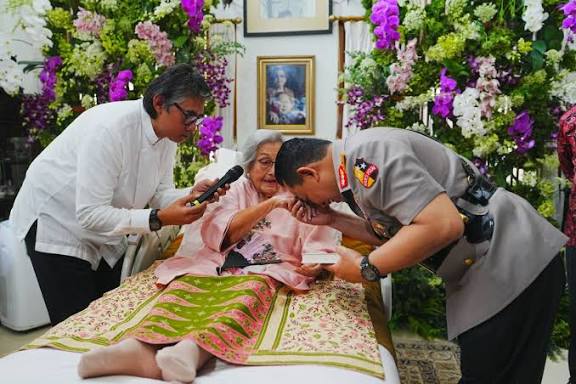 Meriyati Hoegeng, istri dari almarhum Jenderal (Purn) Hoegeng Iman Santoso. (Foto/doc. Polri)