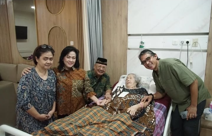 Eyang Meri, istri Jenderal Hoegeng dalam perawatan di RS Polri Kramatjati sebelum tutup usia. (BeritaNasional/Instagram Chrysnanda Dwilaksana)