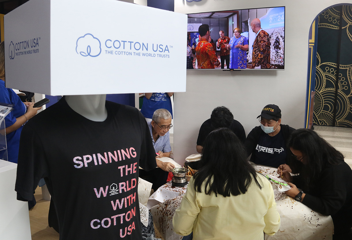 Pengunjung membatik di katun dari Amerika di Sarinah, Jakarta, Minggu (1/2/2026).(Beritanasional.com/Oke Atmaja)