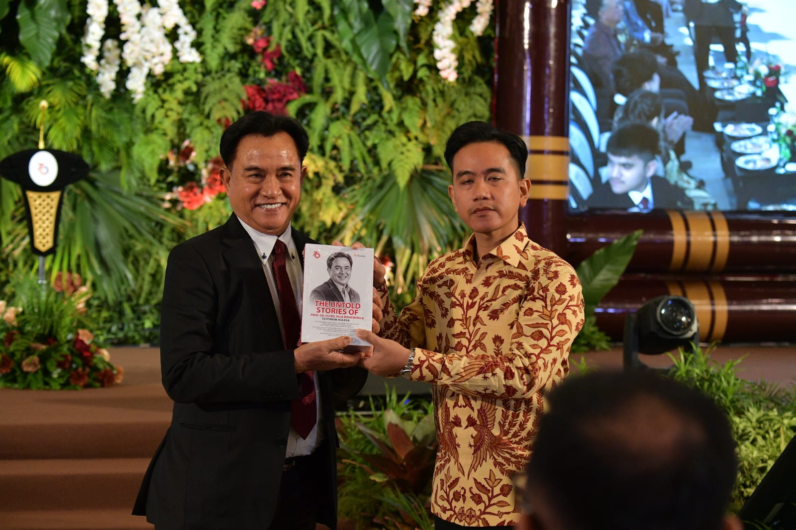 Wapres Gibran Rakabuming Raka (kanan) bersama Menko Kumham Imipas Yusril Ihza Mahendra. (Foto/Setwapres)