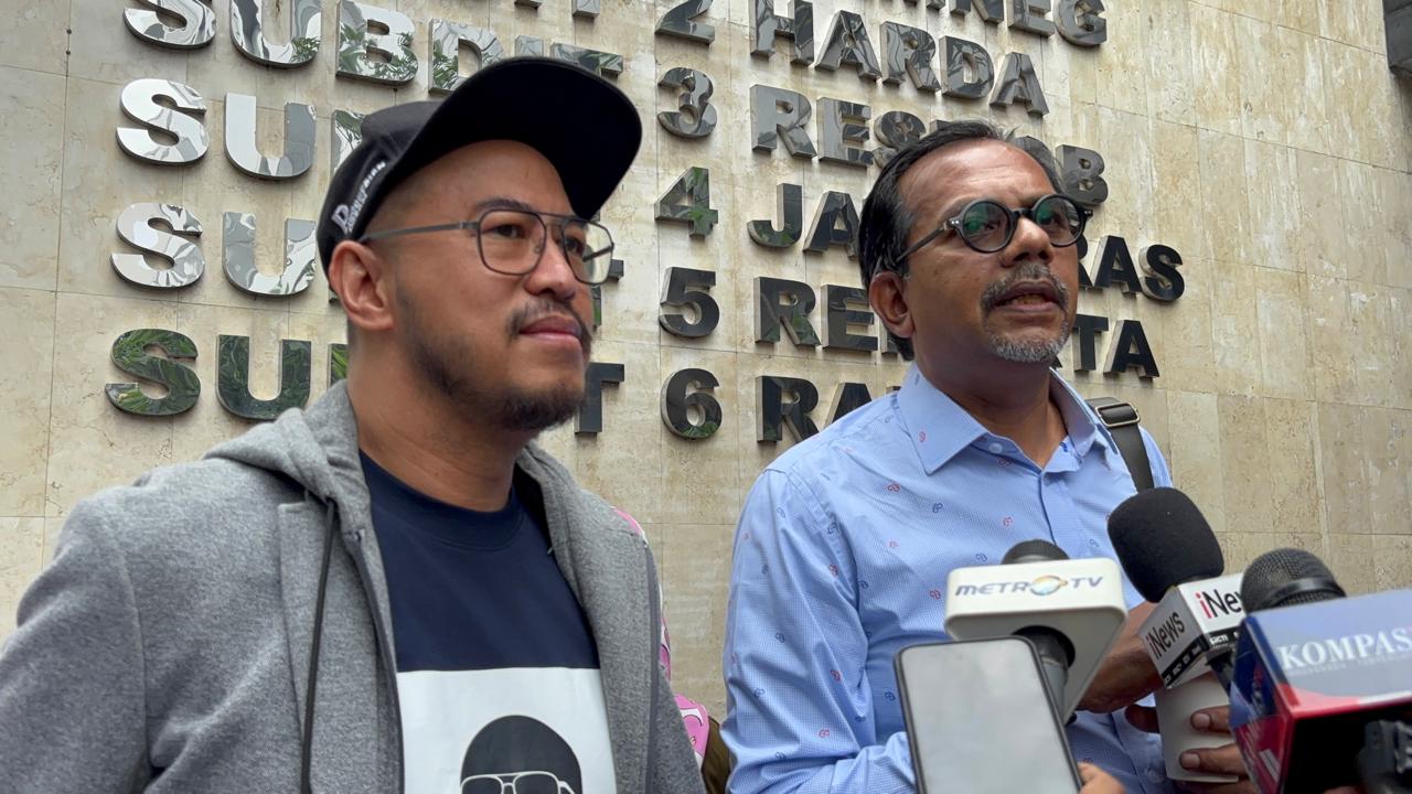 Komika Pandji Pragiwaksono dan pengacaranya, Haris Azhar hadiri pemeriksaan di Polda Metro Jaya, Jumat (6/2/2026). (BeritaNasional/Bachtiar)