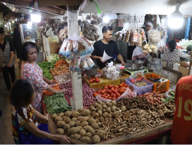 Masyarakat saat belanja kebutuhan pokok di Pasar Jaya. (BeritaNasional/Elvis Sendouw)