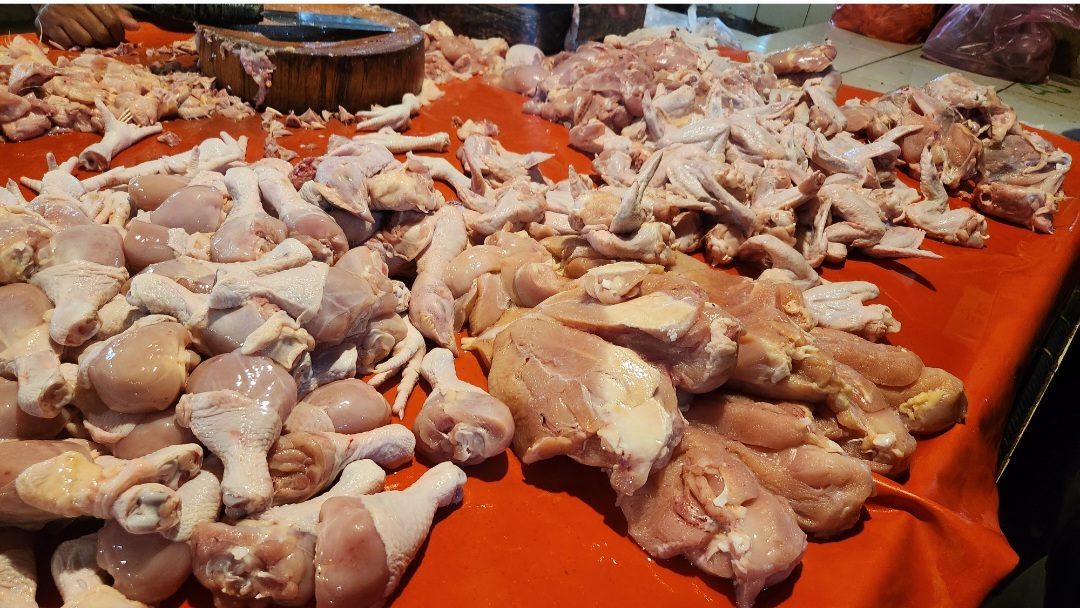 Daging ayam di pasar serpong Tangsel naik. (BeritaNasional/Panji)
