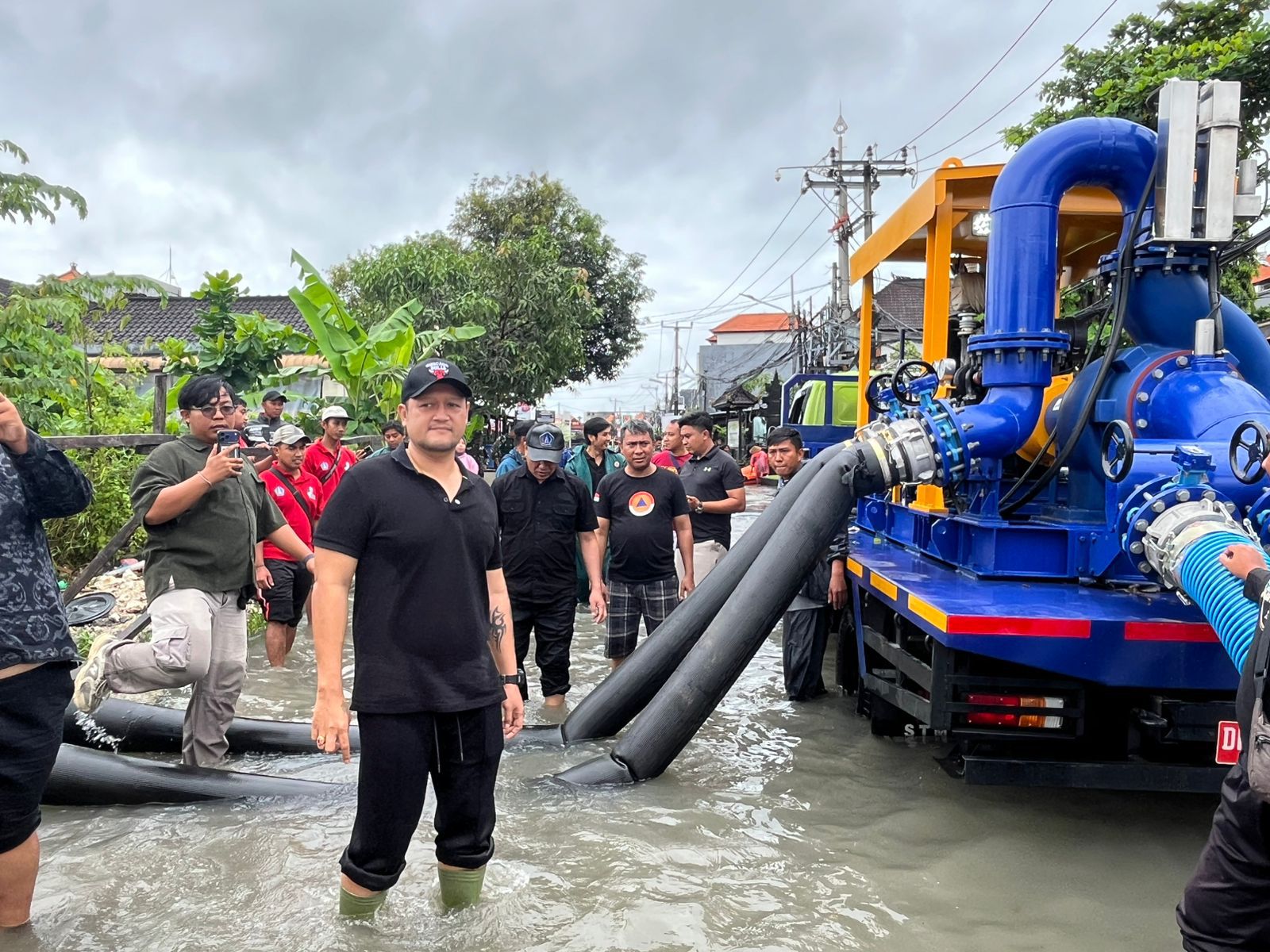 Situasi banjir tim mengerahkan alat khusus. (BeritaNasional/BNPB)