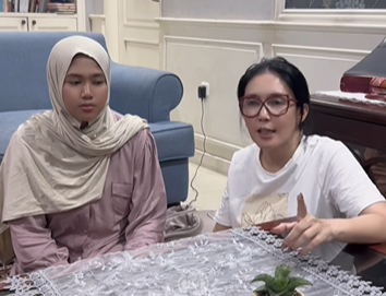 Lisna, Ibu Nizam (kiri) dan Anggota Komisi XI DPR Rieke Diah Pitaloka (kanan). (BeritaNasional/IG Rieke DP)