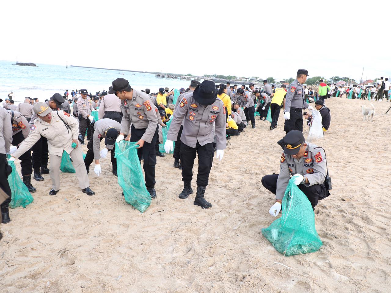 Satgas ASRI Polri melakukan kerja bakti pembersihan pantai. (BeritaNasional/Humas Polri)