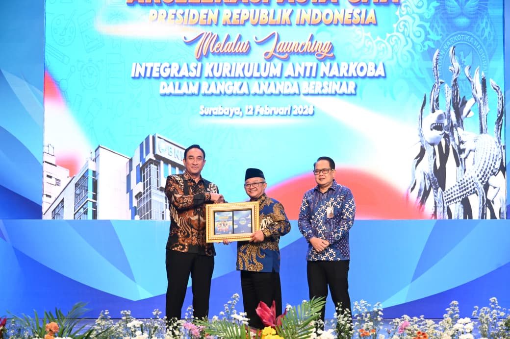 Mendikdasmen Abdul Mu'ti (tengah) bersama Kepala BNN Suyudi Ario Seto (kiri) dan Rektor UNESA Nurhasan (kanan). (BeritaNasional/Kemendikdasmen)