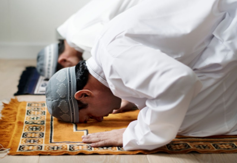 Melaksanakan salat tepat waktu (Foto/Pixabay)