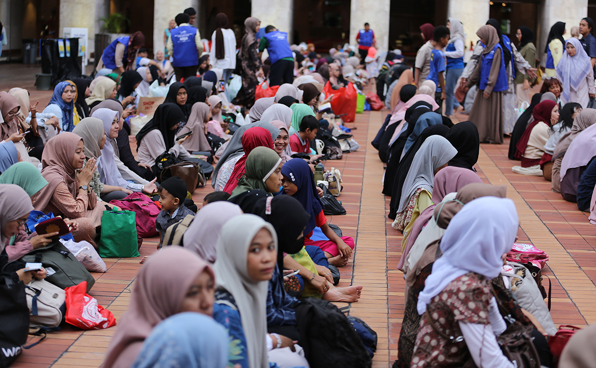 Umat muslim mengikuti buka puasa bersama perdana yang disediakan Masjid Istiqlal di Jakarta, Minggu (22/2/2026). (Beritanasional.com/Oke Atmaja)