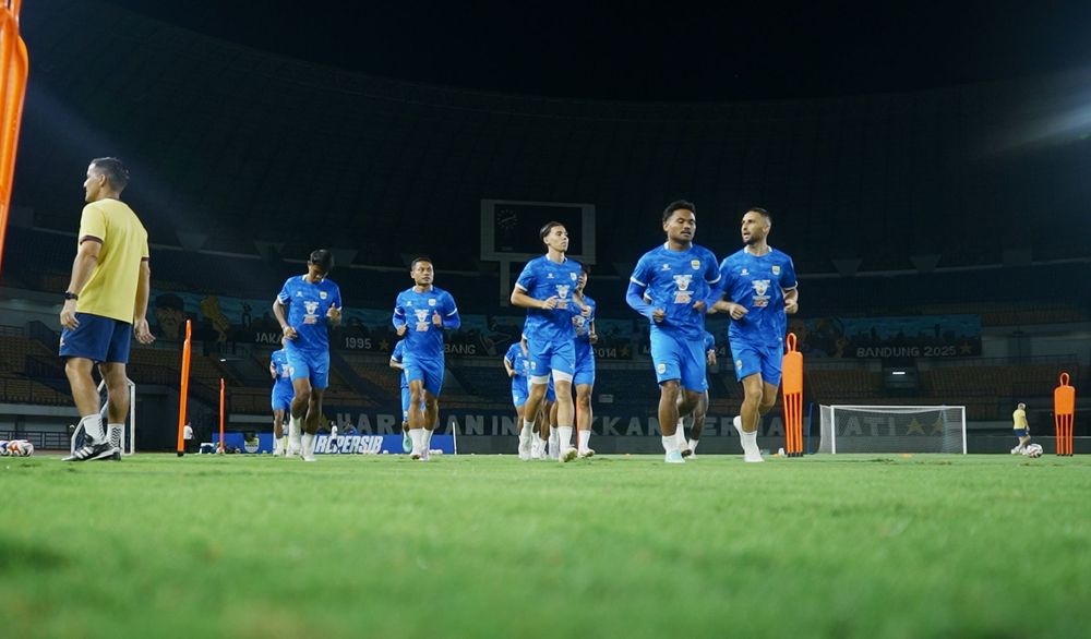 Skuad Persib Bandung berlatih saat malam. (Foto/Dok Persib Bandung)