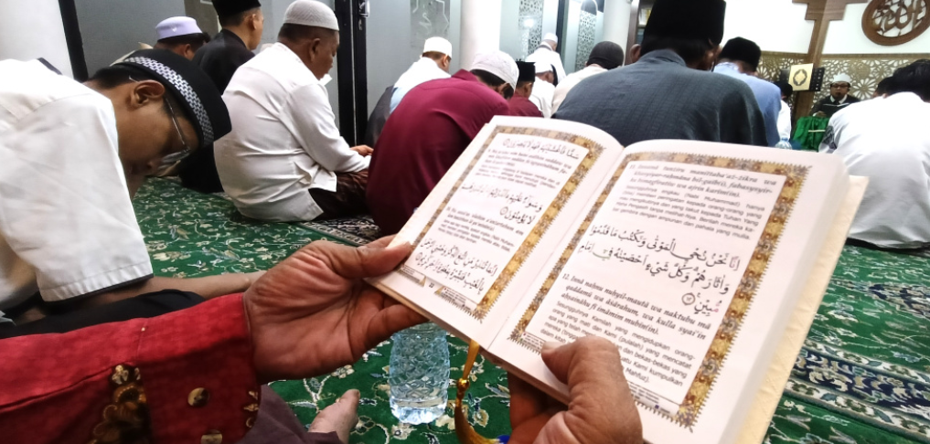 Salah satu aktifitas saat ramadan jemaah membaca ayat suci Alquran di masjid. (BeritaNasional/Oke Atmaja)