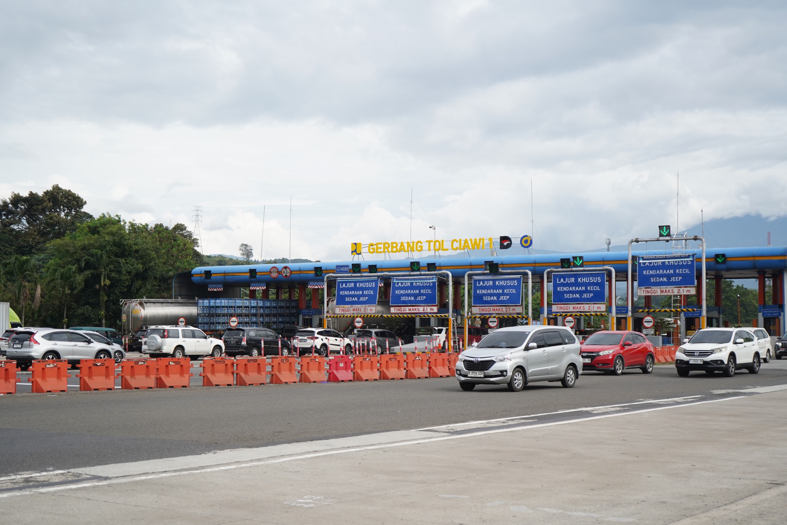 Kendaraan melintas di ruas tol Ciawi. (Foto/Jasa Marga)