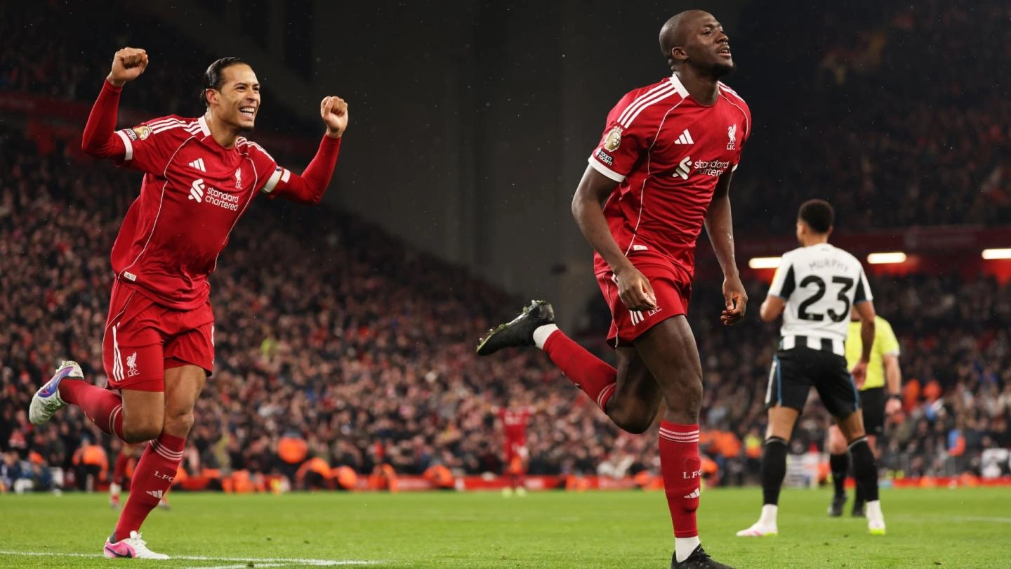 Kapten Liverpool Virgil van Dijk (kiri) berselebrasi. (Foto/liverpoofc.com)