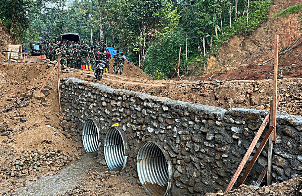 Satgas Penanggulangan Bencana Alam (Gulbencal) Kodam I/Bukit Barisan menuntaskan pembangunan Jembatan Armco titik ke-5. (BeritaNasional/Elvis/HO Dispenad)