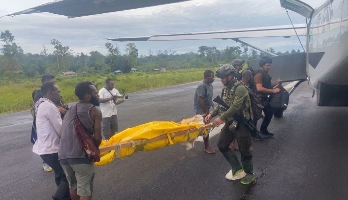 Polisi mengevakuasi jenazah pilot dan kopilot Smart Air. (Foto/Istimewa)