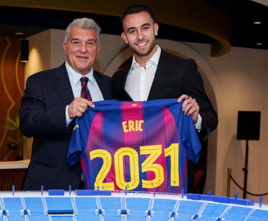Eric Garcia bersama Mantan Presiden Barcelona Joan Laporta. (Foto. doc. Barcelona)