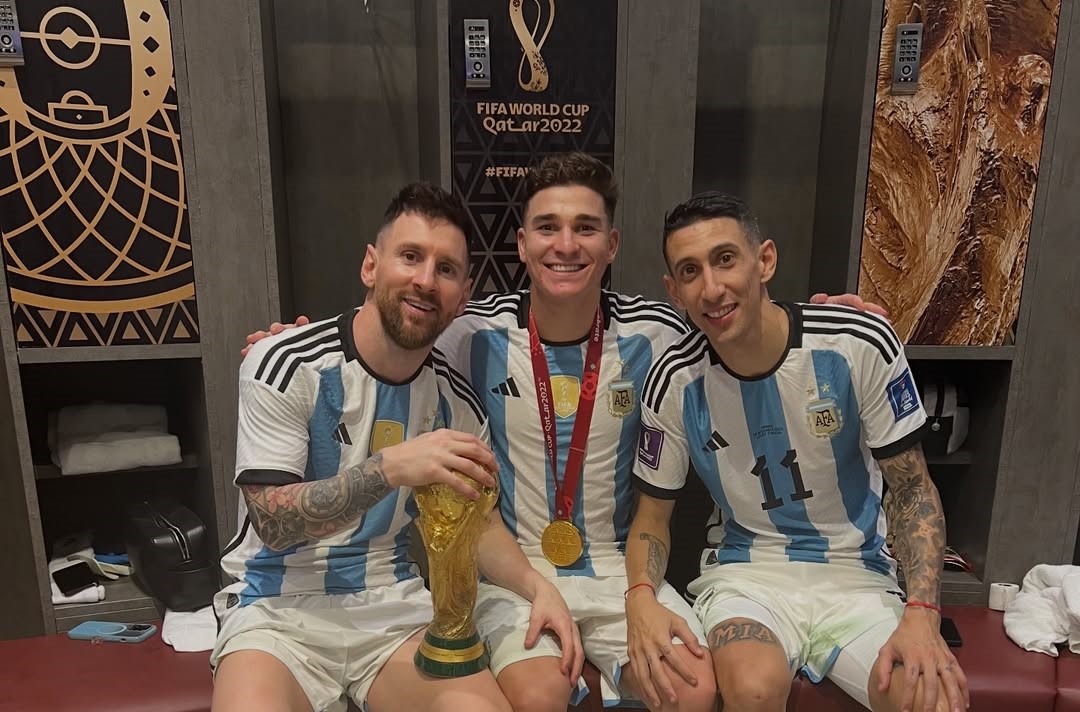 Pemain Atletico Madrid Julian Alvarez (tengah) bersama Lionel Messi dan Angel Di Maria di Timnas Argentina. (Foto/Instagram)