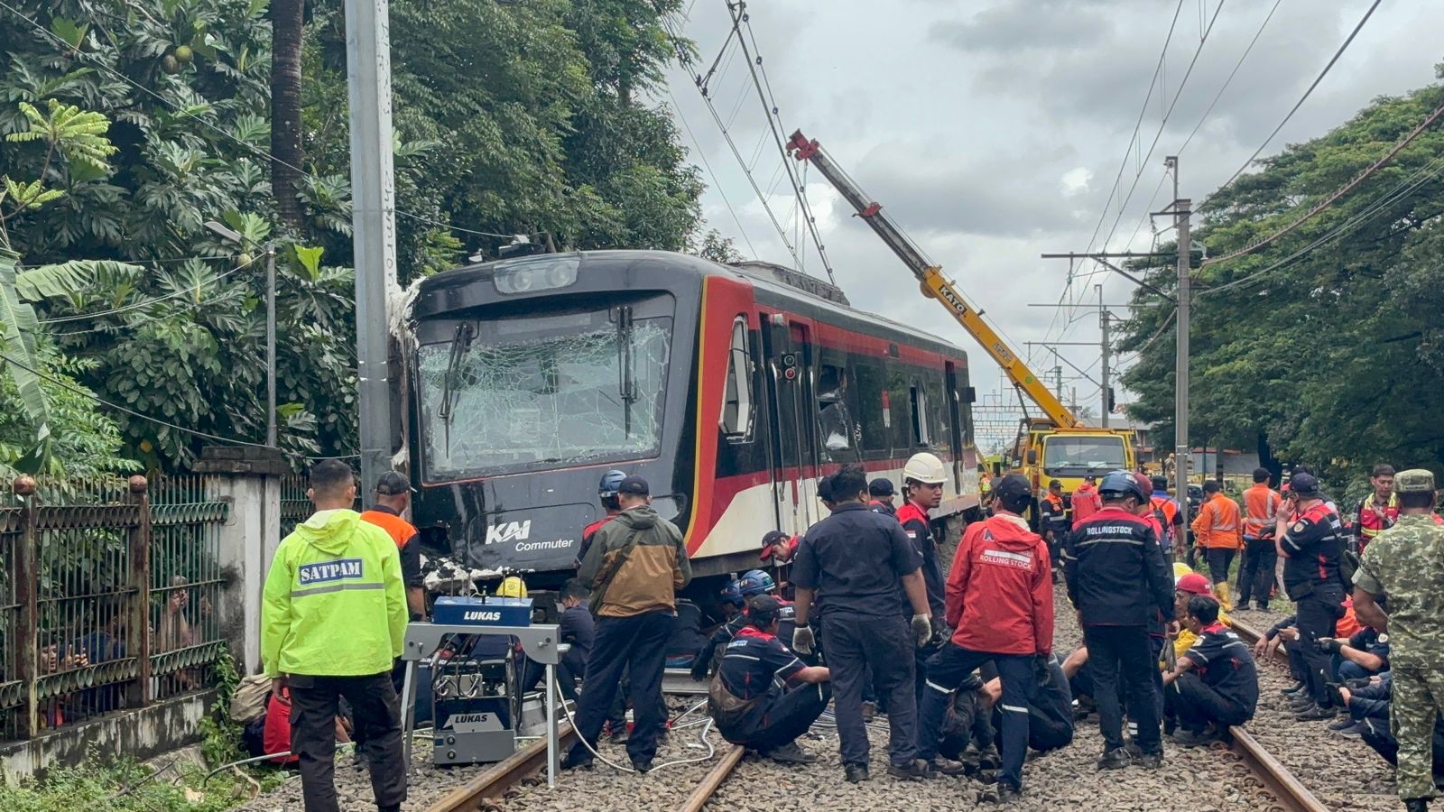 2 Tiang Listrik Roboh dan Perjalanan Terganggu usai ada kecelakaan. (Foto/istimewa)