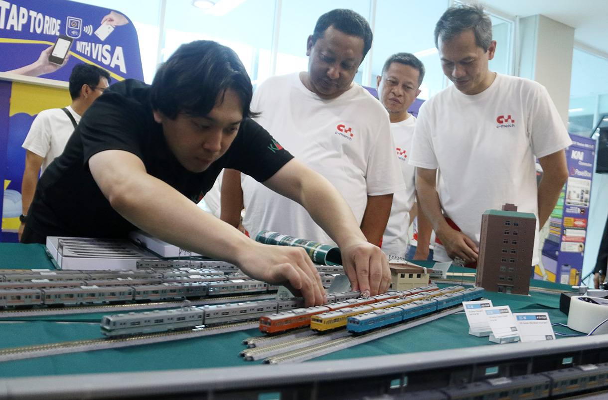 Direktur Utama KAI Commuter Purnomo Sidi (kedua kiri) meninjau pameran diorama Livery KCI kolaborasi dengan produsen industri train negara Jepang, KATO saat peluncuran C-Merch KAI Commuter di Stasiun BNI City, Jakarta, Sabtu (14/2/2026).  (Beritanasional.com/Oke Atmaja)