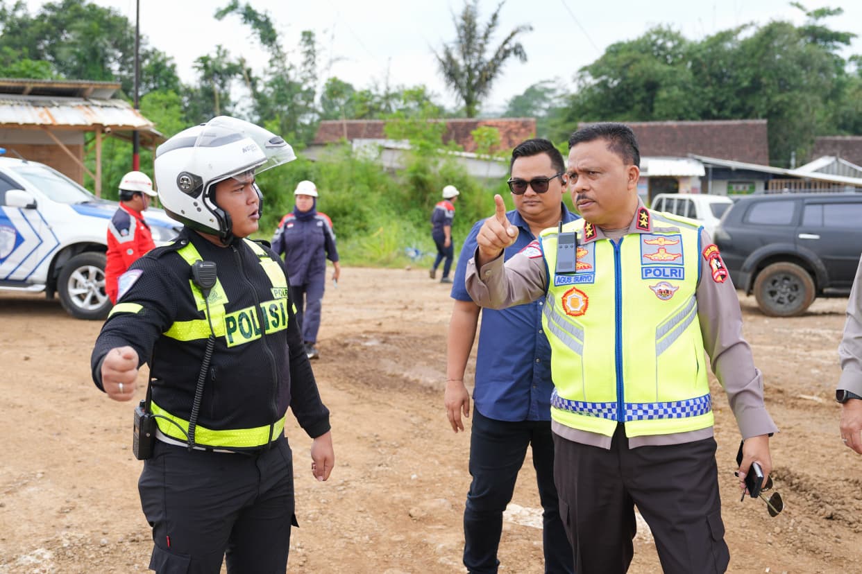Kakorlantas Polri Irjen Pol Agus Suryonugroho (kanan) saat mengecek Tol Fungsional Bocimi. (Foto/Dok Korlantas Polri)