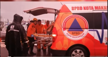 Korban KM Risnawati yang meledak di Pelabuhan Paotere, Makassar dievakuasi oleh BPBD Makassar. (BeritaNasional/BPBD Makassar)