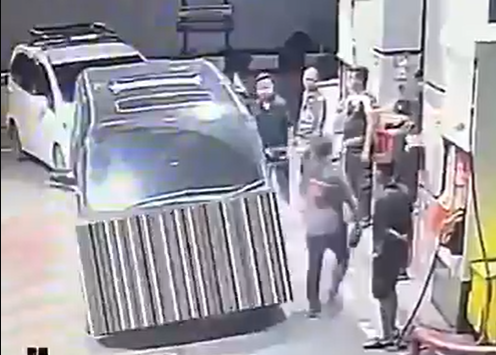 Kejadian saat pemukulan 3 pegawai SPBU di Cipinang, Pulogadung, Jaktim oleh orang yang mengaku jenderal polisi, Minggu (22/2/2026). (BeritaNasional/X B3doel)