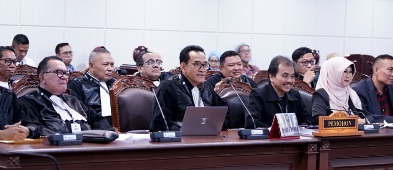 Roy Suryo Cs bersama kuasa hukumnya Refly Harun dan Ramdansyah di MK. (BeritaNasional/MKRI)