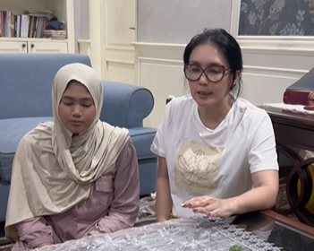 Lisna, Ibu Nizam (kiri) dan Anggota Komisi XI DPR Rieke Diah Pitaloka (kanan). (BeritaNasional/IG Rieke DP)
