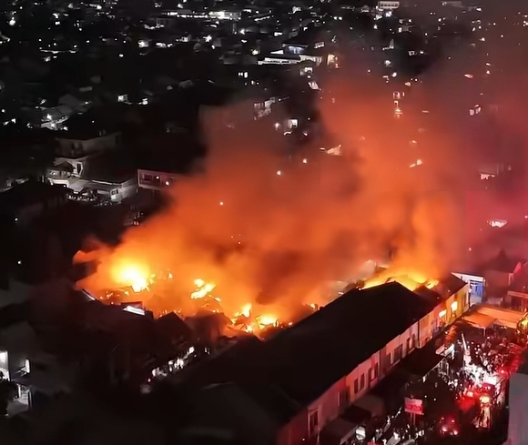 Kebakaran gudang tekstil Cipadu, Tangsel, Banten, Minggu (1/2/2026). (BeritaNasional/Instagram Warga Tangsel)