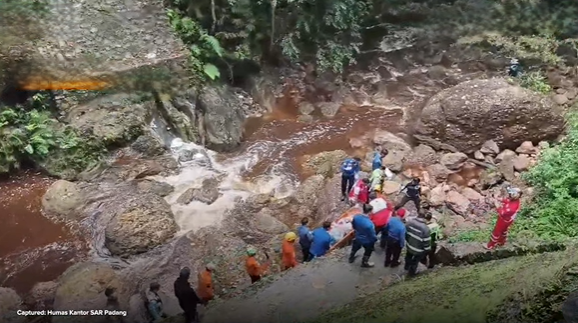 Proses evakuasi korban kecelakaan dari jurang di Kelok Sembilan, Kab. Limapuluh Kota, Sumbar, Sabtu (31/1/2026). (BeritaNasional/SAR Padang)