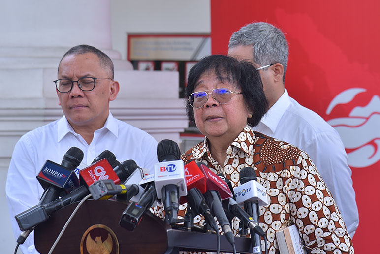 Mantan Menteri LHK Siti Nurbaya menyampaikan keterangan pers. (Foto: Humas Setkab/Dandy)