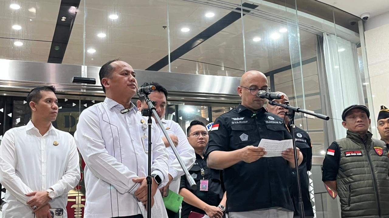 Dirdik Jampidsus Kejagung RI Syarief Sulaeman Nahdi (kanan) saat memberikan keterangan pers. (BeritaNasional/Bachtiarudin Alam)