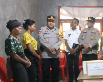 Ibu YBR (kiri tengah) dan nenek YBR (kiri) bersama jajaran Polres Ngada, NTT. (BeritaNasional/Humas Polres Ngada)