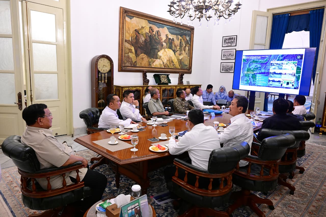 Presiden Prabowo Subianto memimpin Ratas Kabinet membahas Kampung Nelayan Merah Putih, Kamis (12/2/2026). (BeritaNasional/BPMI Setpres)