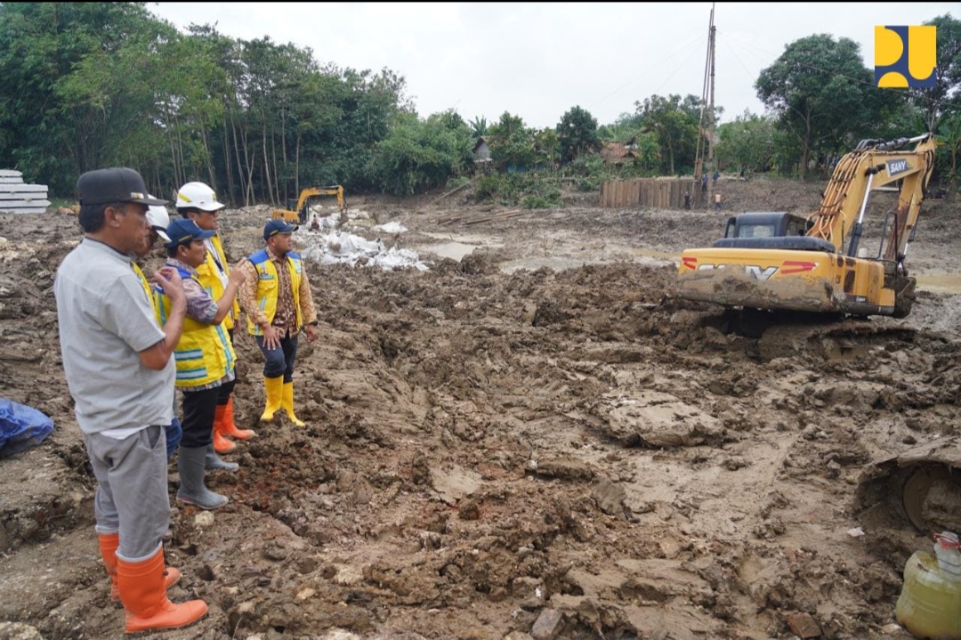 Proses percepatan pengendalian banjir Karawang Bekasi. (Foto/dok KemenPU)