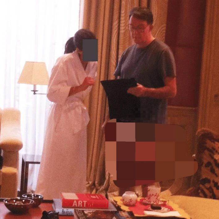 Lord Mandelson (kanan) dengan salah satu korban Epstein. (Foto/Istimewa)