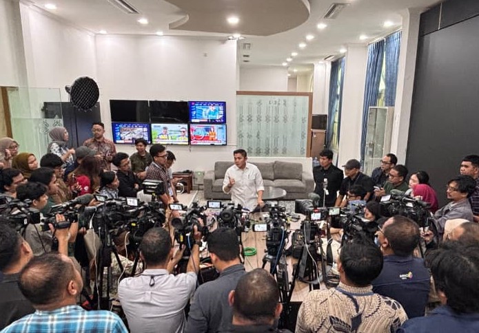 Seskab Teddy Indra Wijaya di hadapan awak media di Istana Kepresidenan, Jakarta, Jumat (27/2/2026). (BeritaNasional/BPMI Setpres)