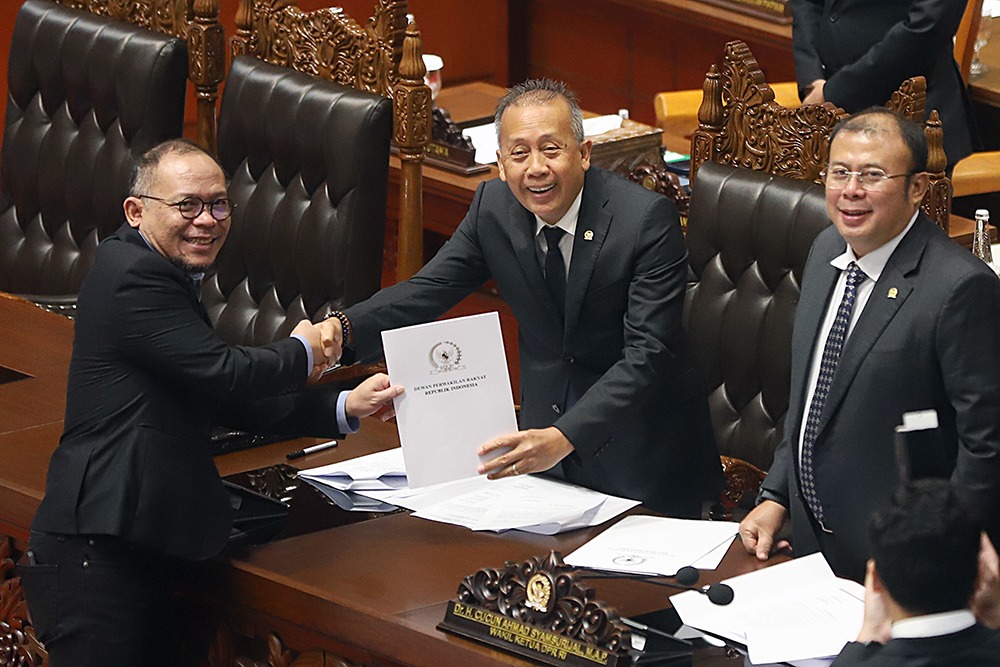 Pimpinan DPR Saan Mustofa bersalaman dengan anggota DPR Hanif Dhakiri. (BeritaNasional/Elvis)