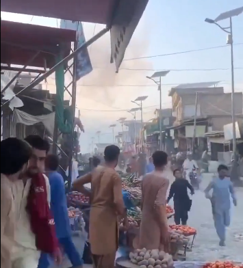 Warga Afghanistan berhamburan usai serangan balik dari Pakistan di Provinsi Khost dan Nangarhar. (BeritaNasional/X Hamid Alqawsi)