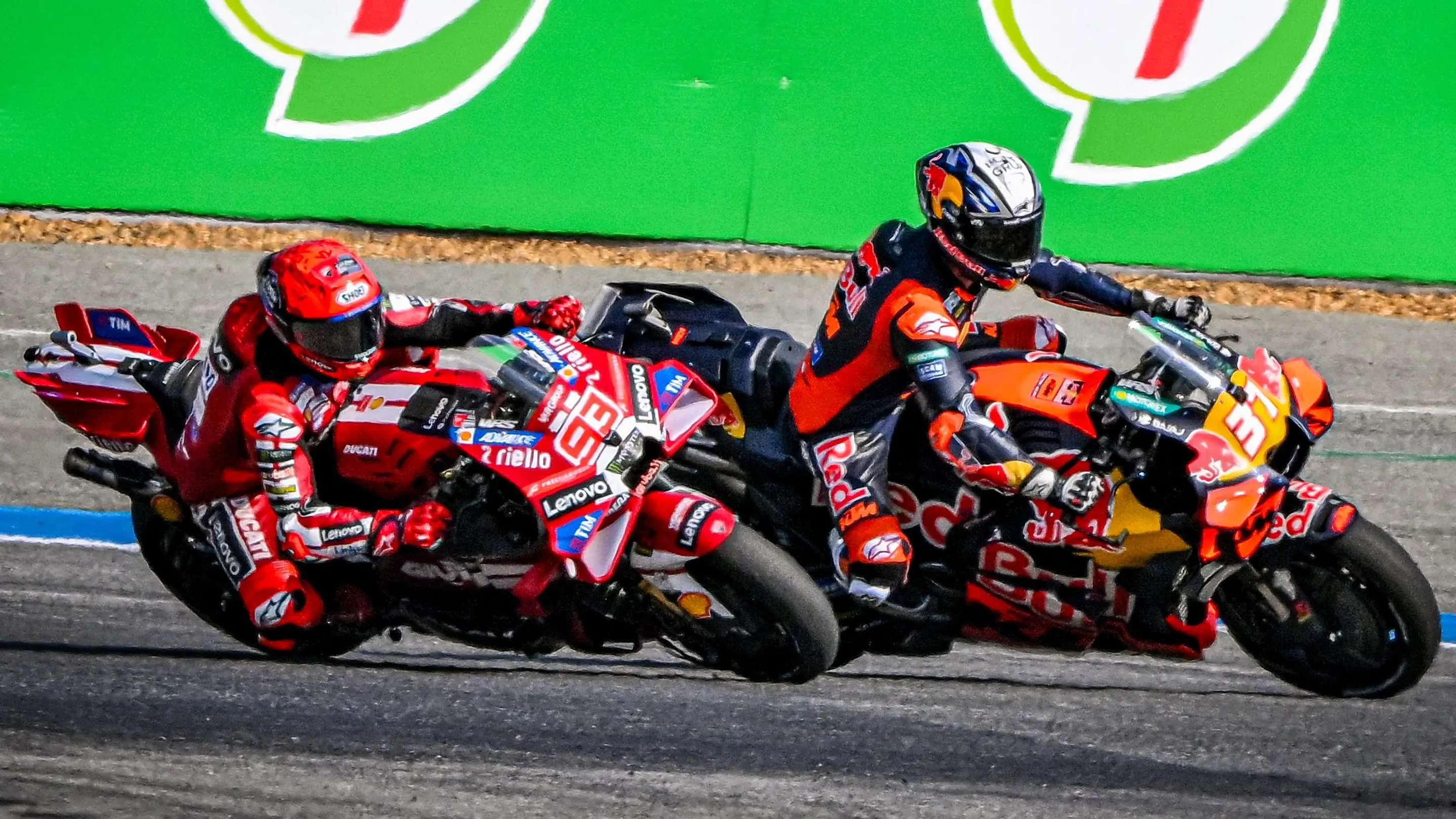 Kontak di Lap Akhir, Pedro Acosta vs Marc Marquez Picu Kontroversi. (Foto/MotoGP).
