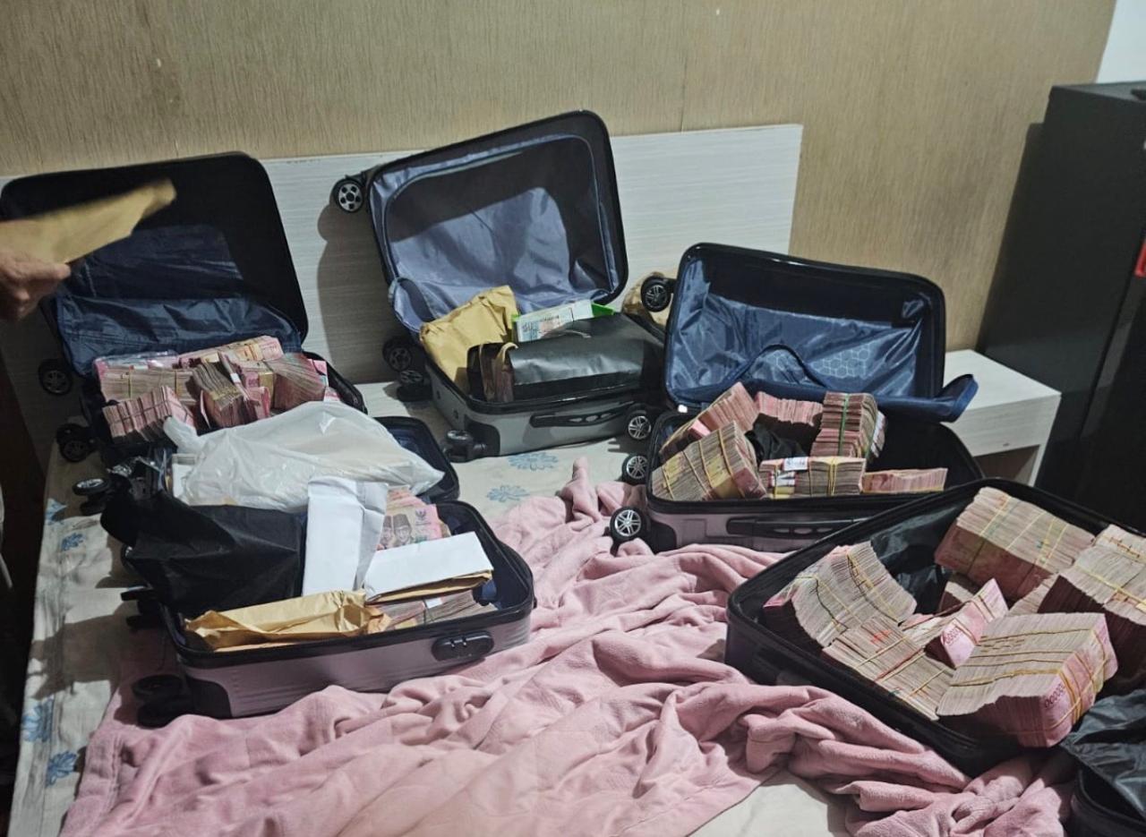 Barang bukti uang Rp5 miliar lebih dalam beberapa mata uang asing dari penggeledahan kasus suap DJBC Kemenkeu di Ciputat, Tangsel. (BeritaNasional/KPK)